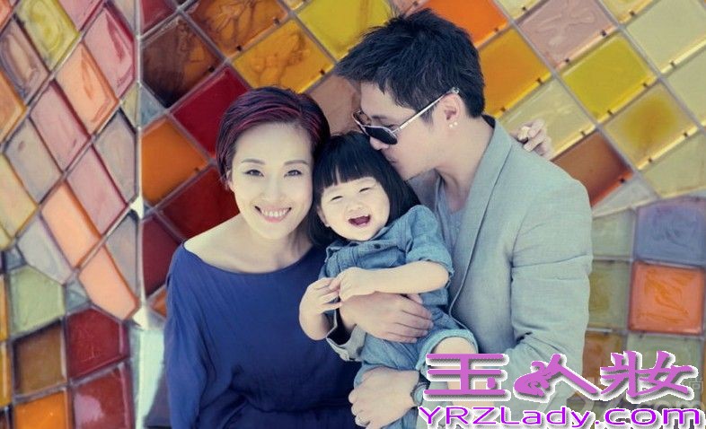 甚少带女儿Emma公开亮相的郑中基就为慈善与太太、女儿拍摄温馨照片，Emma听到爸妈讲“秀秀你的牙齿（Show your teeth）”即露齿笑和挥手。吴彦祖抱起美丽女儿Ren一脸陶醉，完全被女儿溶化。蔡一智一家5口入镜，大家叫活泼的蔡一智女儿表演一下，她即耍咏春拳。吴君如和陈可辛的女儿陈是知表情多又非常搞笑，竟用脚和爸爸玩举手击掌（High Five），喜剧感不逊妈咪。钟镇涛和范姜的两个女儿钟懿及钟帼对镜头驾轻就熟，一家齐穿亲子装摆出有型姿势，天生明星相。此外，有份参与拍摄爱心家庭照的星级家庭还有雷颂德一家4口、陈锦鸿和杜雯惠一家3口、陈国邦和罗敏庄一家3口，及黄婉君一家4口。 