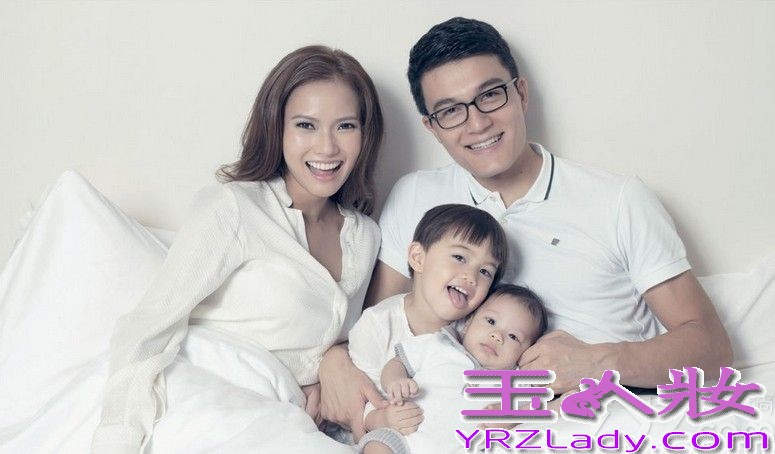 甚少带女儿Emma公开亮相的郑中基就为慈善与太太、女儿拍摄温馨照片，Emma听到爸妈讲“秀秀你的牙齿（Show your teeth）”即露齿笑和挥手。吴彦祖抱起美丽女儿Ren一脸陶醉，完全被女儿溶化。蔡一智一家5口入镜，大家叫活泼的蔡一智女儿表演一下，她即耍咏春拳。吴君如和陈可辛的女儿陈是知表情多又非常搞笑，竟用脚和爸爸玩举手击掌（High Five），喜剧感不逊妈咪。钟镇涛和范姜的两个女儿钟懿及钟帼对镜头驾轻就熟，一家齐穿亲子装摆出有型姿势，天生明星相。此外，有份参与拍摄爱心家庭照的星级家庭还有雷颂德一家4口、陈锦鸿和杜雯惠一家3口、陈国邦和罗敏庄一家3口，及黄婉君一家4口。 