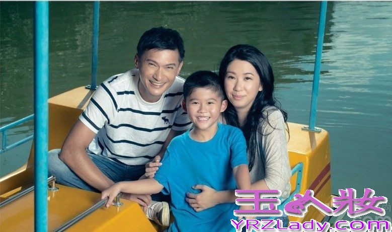 甚少带女儿Emma公开亮相的郑中基就为慈善与太太、女儿拍摄温馨照片，Emma听到爸妈讲“秀秀你的牙齿（Show your teeth）”即露齿笑和挥手。吴彦祖抱起美丽女儿Ren一脸陶醉，完全被女儿溶化。蔡一智一家5口入镜，大家叫活泼的蔡一智女儿表演一下，她即耍咏春拳。吴君如和陈可辛的女儿陈是知表情多又非常搞笑，竟用脚和爸爸玩举手击掌（High Five），喜剧感不逊妈咪。钟镇涛和范姜的两个女儿钟懿及钟帼对镜头驾轻就熟，一家齐穿亲子装摆出有型姿势，天生明星相。此外，有份参与拍摄爱心家庭照的星级家庭还有雷颂德一家4口、陈锦鸿和杜雯惠一家3口、陈国邦和罗敏庄一家3口，及黄婉君一家4口。 