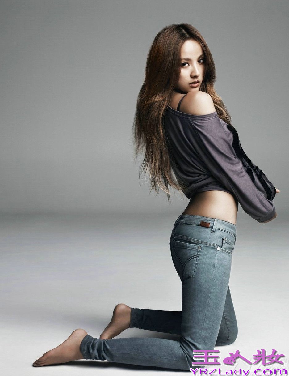 韩国性感女神李孝利与被称为”野兽“的男友结婚后，令众多男性粉丝都大失所望。而身为韩国众多顶级男星的理想型的李孝利，曾拍摄代言的烧酒广告，展现了李孝利另类性感与俏皮可爱，分享一组性感女神李孝利烧酒代言写真图片，另类蓝色妖姬的俏皮可爱。