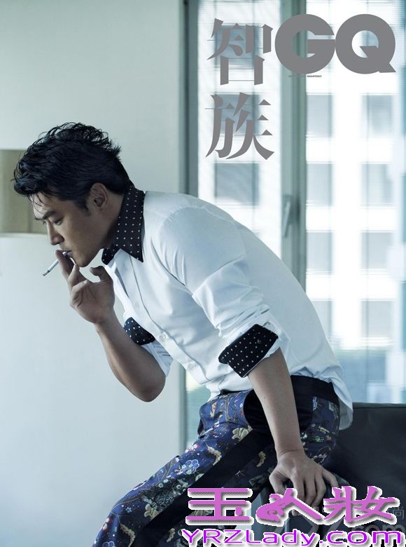 台湾实力演员黄维德日前为《GQ智族》杂志拍摄了一组展现他日常生活的时尚写真，片中透过变换几套不同的服饰造型，用最简单生活的状态尽展随性自然，别具熟男魅力。