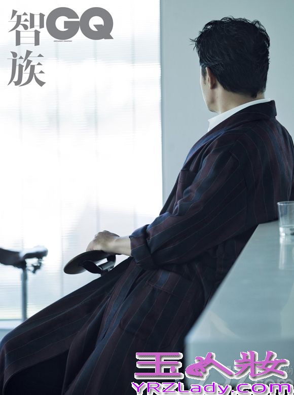 台湾实力演员黄维德日前为《GQ智族》杂志拍摄了一组展现他日常生活的时尚写真，片中透过变换几套不同的服饰造型，用最简单生活的状态尽展随性自然，别具熟男魅力。