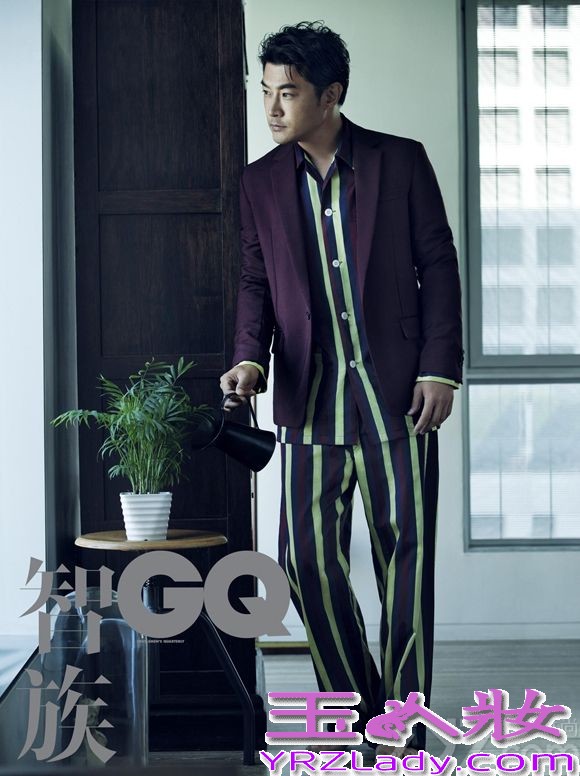 台湾实力演员黄维德日前为《GQ智族》杂志拍摄了一组展现他日常生活的时尚写真，片中透过变换几套不同的服饰造型，用最简单生活的状态尽展随性自然，别具熟男魅力。