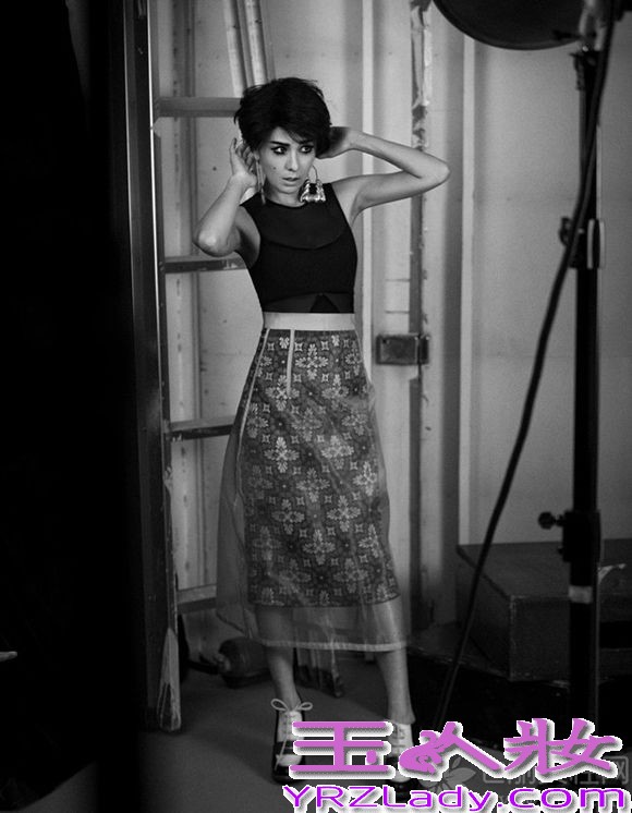 在《商界时尚》九月刊与《时尚COSMO》十一月刊里，读者能看见这个眼目带笑、脸庞似乎发着光的女人，她是蔡妍。两本时尚大刊呈现给我们的不止是她的两面，而是百变、千面。她可以华丽、干练、优雅、迷离，也可以清新、俏皮、文艺、萝莉。十一月刊的COSMO里，她COPY的是美国60年代当红的影星、社会名媛，同时也是鲍勃·迪伦的女友伊迪，她是迄今为止人民津津乐道的著名文艺女神。性感如蔡妍，在黑白镜头前的“咂嘴、皱眉、变脸”，那一刻也真是有如文艺缪斯附体！她出道十年，却似乎青春依旧，她是宅男女神、性感元祖，如今又是文艺清新的邻家女孩。 