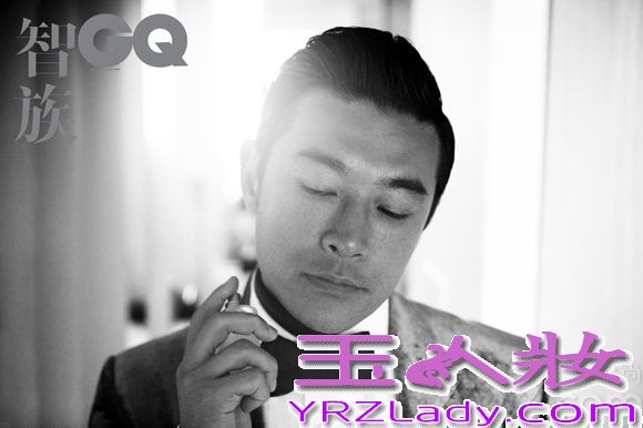 台湾实力演员黄维德日前为《GQ智族》杂志拍摄了一组展现他日常生活的时尚写真，片中透过变换几套不同的服饰造型，用最简单生活的状态尽展随性自然，别具熟男魅力。