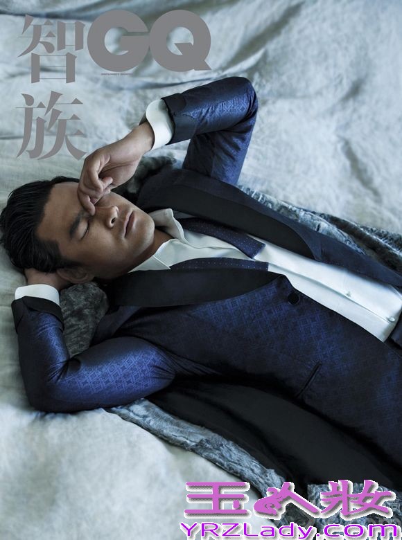 台湾实力演员黄维德日前为《GQ智族》杂志拍摄了一组展现他日常生活的时尚写真，片中透过变换几套不同的服饰造型，用最简单生活的状态尽展随性自然，别具熟男魅力。