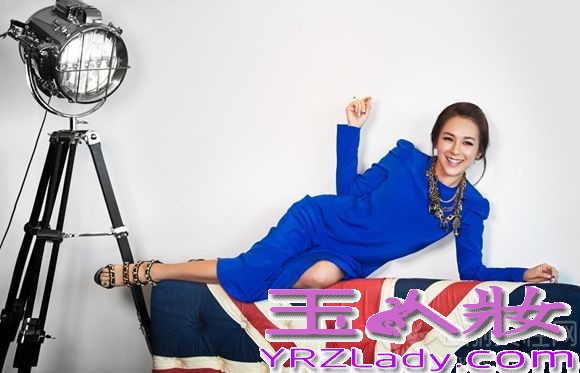 在《商界时尚》九月刊与《时尚COSMO》十一月刊里，读者能看见这个眼目带笑、脸庞似乎发着光的女人，她是蔡妍。两本时尚大刊呈现给我们的不止是她的两面，而是百变、千面。她可以华丽、干练、优雅、迷离，也可以清新、俏皮、文艺、萝莉。十一月刊的COSMO里，她COPY的是美国60年代当红的影星、社会名媛，同时也是鲍勃·迪伦的女友伊迪，她是迄今为止人民津津乐道的著名文艺女神。性感如蔡妍，在黑白镜头前的“咂嘴、皱眉、变脸”，那一刻也真是有如文艺缪斯附体！她出道十年，却似乎青春依旧，她是宅男女神、性感元祖，如今又是文艺清新的邻家女孩。 