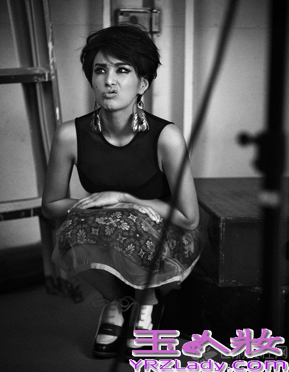 在《商界时尚》九月刊与《时尚COSMO》十一月刊里，读者能看见这个眼目带笑、脸庞似乎发着光的女人，她是蔡妍。两本时尚大刊呈现给我们的不止是她的两面，而是百变、千面。她可以华丽、干练、优雅、迷离，也可以清新、俏皮、文艺、萝莉。十一月刊的COSMO里，她COPY的是美国60年代当红的影星、社会名媛，同时也是鲍勃·迪伦的女友伊迪，她是迄今为止人民津津乐道的著名文艺女神。性感如蔡妍，在黑白镜头前的“咂嘴、皱眉、变脸”，那一刻也真是有如文艺缪斯附体！她出道十年，却似乎青春依旧，她是宅男女神、性感元祖，如今又是文艺清新的邻家女孩。 