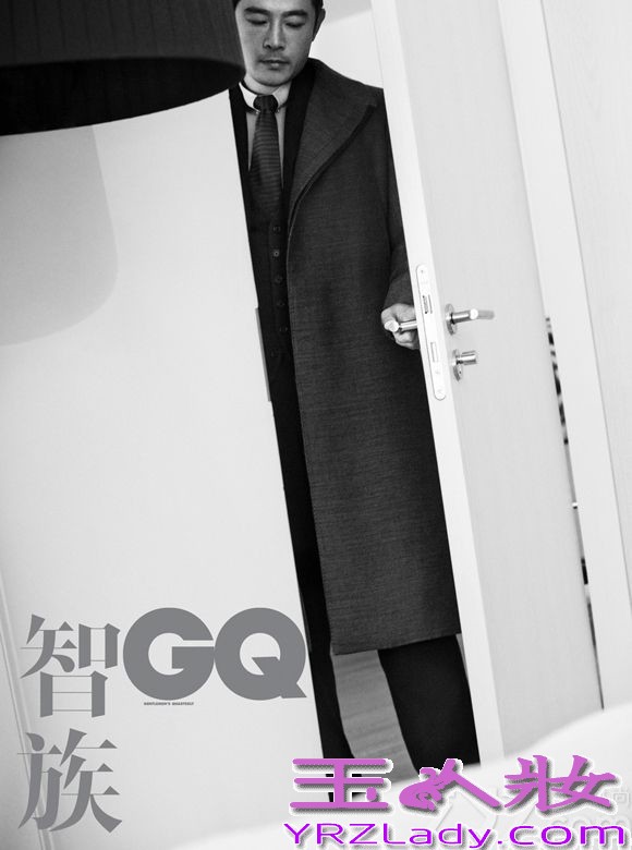 台湾实力演员黄维德日前为《GQ智族》杂志拍摄了一组展现他日常生活的时尚写真，片中透过变换几套不同的服饰造型，用最简单生活的状态尽展随性自然，别具熟男魅力。