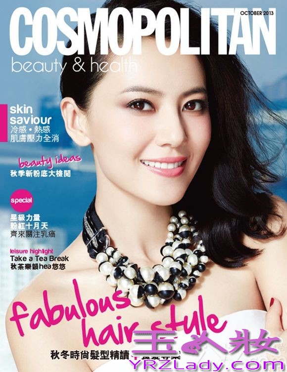日前，高圆圆一袭优雅白裙登上香港版Cosmopolitan 10月刊封面。精致的妆容配上甜美的微笑，彷佛让身后的维多利亚海港也增色一丝浪漫和情调。内页大片中，高圆圆同样妩媚动人，将优雅和性感演绎的恰到好处。专访中被问及近期在港拍摄的电影《单身男女2》，高圆圆理解道“爱情片讲的是情，若非真挚的去释放情感，是无从触动观众的。”