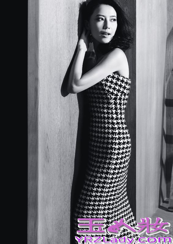 日前，高圆圆一袭优雅白裙登上香港版Cosmopolitan 10月刊封面。精致的妆容配上甜美的微笑，彷佛让身后的维多利亚海港也增色一丝浪漫和情调。内页大片中，高圆圆同样妩媚动人，将优雅和性感演绎的恰到好处。专访中被问及近期在港拍摄的电影《单身男女2》，高圆圆理解道“爱情片讲的是情，若非真挚的去释放情感，是无从触动观众的。”