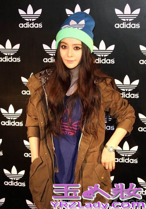 经常以时装礼服和高跟鞋亮相的范冰冰，换上街头混搭潮服和平底鞋也同样带给人很大的惊喜。范冰冰在活动上也毫不掩饰自己对平底鞋的钟爱：“我觉得平底鞋也可以穿出不一样的风景，其实平底球鞋其实作为单品在时尚圈已经成为一个趋势了，不仅是街头风格还是HIGH FASHION的领域，有时混搭会很让人惊喜。其实我私下也会尝试跑鞋和高级时装的混搭，效果很惊人。”并且范冰冰还表示，希望能见到每个女生都可以自由发挥，展现出自己最原创个性的一面。