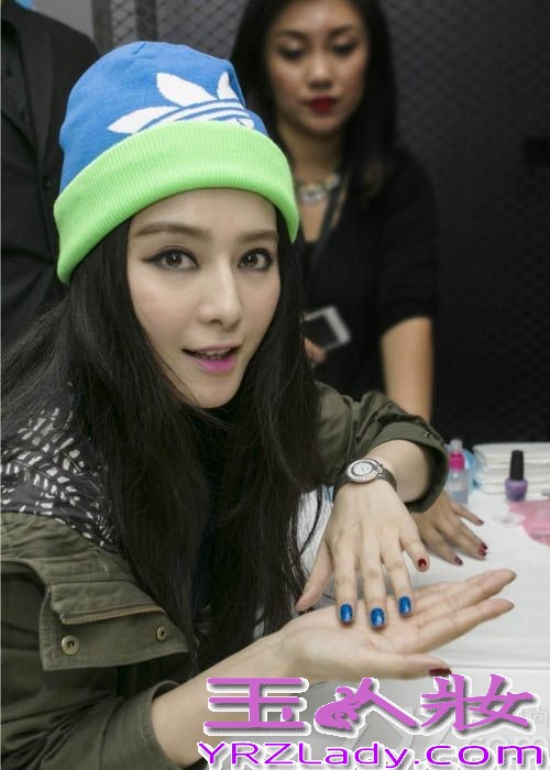 经常以时装礼服和高跟鞋亮相的范冰冰，换上街头混搭潮服和平底鞋也同样带给人很大的惊喜。范冰冰在活动上也毫不掩饰自己对平底鞋的钟爱：“我觉得平底鞋也可以穿出不一样的风景，其实平底球鞋其实作为单品在时尚圈已经成为一个趋势了，不仅是街头风格还是HIGH FASHION的领域，有时混搭会很让人惊喜。其实我私下也会尝试跑鞋和高级时装的混搭，效果很惊人。”并且范冰冰还表示，希望能见到每个女生都可以自由发挥，展现出自己最原创个性的一面。