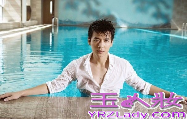 “三号男神”魏千翔凭借温暖的笑容融化了众多女粉丝的心，他特有的魏氏温柔俘获了大批女人芳心。近日，魏千翔曝光了一组写真大片，颠覆了暖男的形象，泳池上演湿身诱惑，展露完美肌肉的造型，眼神时而迷离时而坚毅，仿佛能将你看穿的强烈目光，绽放出超炫迷人的男人魅力，除了干净的笑容，魏千翔给粉丝们展露了性感魅力的另一面。
温暖百变的魏千翔可以演绎《兰陵王》里让你哭到心碎的韩晓冬，也可以诠释霸气外露的千古一帝，近日爆出，魏千翔已经接拍新版《鹿鼎记》饰演康熙帝“小玄子”搭档韩栋饰演的韦小宝，魏千翔也在微博爆出了最新的剃发造型萌态尽显。