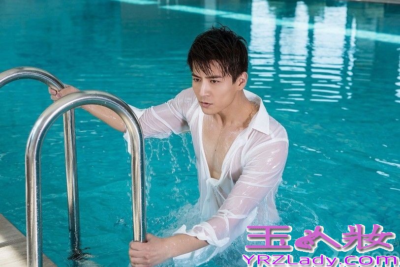 “三号男神”魏千翔凭借温暖的笑容融化了众多女粉丝的心，他特有的魏氏温柔俘获了大批女人芳心。近日，魏千翔曝光了一组写真大片，颠覆了暖男的形象，泳池上演湿身诱惑，展露完美肌肉的造型，眼神时而迷离时而坚毅，仿佛能将你看穿的强烈目光，绽放出超炫迷人的男人魅力，除了干净的笑容，魏千翔给粉丝们展露了性感魅力的另一面。
温暖百变的魏千翔可以演绎《兰陵王》里让你哭到心碎的韩晓冬，也可以诠释霸气外露的千古一帝，近日爆出，魏千翔已经接拍新版《鹿鼎记》饰演康熙帝“小玄子”搭档韩栋饰演的韦小宝，魏千翔也在微博爆出了最新的剃发造型萌态尽显。