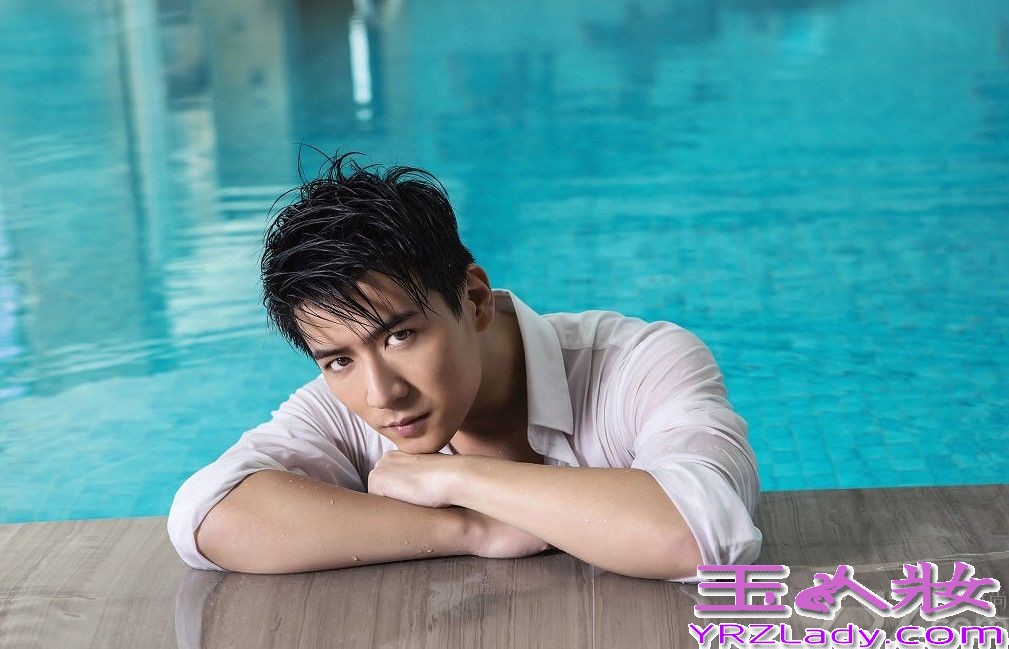 “三号男神”魏千翔凭借温暖的笑容融化了众多女粉丝的心，他特有的魏氏温柔俘获了大批女人芳心。近日，魏千翔曝光了一组写真大片，颠覆了暖男的形象，泳池上演湿身诱惑，展露完美肌肉的造型，眼神时而迷离时而坚毅，仿佛能将你看穿的强烈目光，绽放出超炫迷人的男人魅力，除了干净的笑容，魏千翔给粉丝们展露了性感魅力的另一面。
温暖百变的魏千翔可以演绎《兰陵王》里让你哭到心碎的韩晓冬，也可以诠释霸气外露的千古一帝，近日爆出，魏千翔已经接拍新版《鹿鼎记》饰演康熙帝“小玄子”搭档韩栋饰演的韦小宝，魏千翔也在微博爆出了最新的剃发造型萌态尽显。