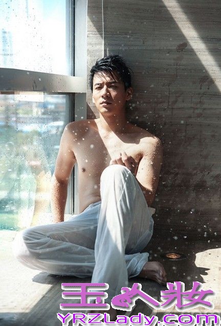 “三号男神”魏千翔凭借温暖的笑容融化了众多女粉丝的心，他特有的魏氏温柔俘获了大批女人芳心。近日，魏千翔曝光了一组写真大片，颠覆了暖男的形象，泳池上演湿身诱惑，展露完美肌肉的造型，眼神时而迷离时而坚毅，仿佛能将你看穿的强烈目光，绽放出超炫迷人的男人魅力，除了干净的笑容，魏千翔给粉丝们展露了性感魅力的另一面。
温暖百变的魏千翔可以演绎《兰陵王》里让你哭到心碎的韩晓冬，也可以诠释霸气外露的千古一帝，近日爆出，魏千翔已经接拍新版《鹿鼎记》饰演康熙帝“小玄子”搭档韩栋饰演的韦小宝，魏千翔也在微博爆出了最新的剃发造型萌态尽显。