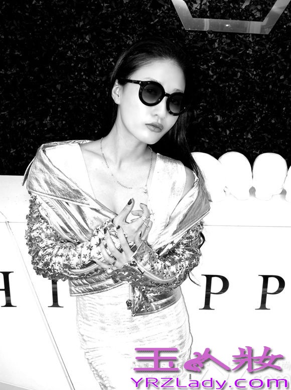 影视歌多栖明星孙敬媛  她是粉丝中称赞的人鱼公主，也是巨亿天华董事长兼娱森国际CEO兼YUERBLANDAS品牌董事长 多层跨界 80后的她，始终令人赞不绝口。近日，法国巴黎时装周孙敬媛再次令人惊叹，孙敬媛与国际一线品牌philipp-plein 合作，不仅受邀了此品牌的时装大秀，并且受邀在品牌店内身穿PHILIPP-PLEIN限量长裙 皮衣拍摄大片，据悉 孙敬媛也会与PHILIPP-PLEIN深度合作。并在法国打造自己的服装品牌及红酒业。图中孙敬媛化身性感美人鱼，带有朋克风格的皮衣外套尽显孙敬媛人鱼公主性感高贵的独特气场!