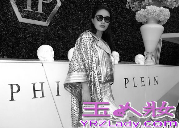 影视歌多栖明星孙敬媛  她是粉丝中称赞的人鱼公主，也是巨亿天华董事长兼娱森国际CEO兼YUERBLANDAS品牌董事长 多层跨界 80后的她，始终令人赞不绝口。近日，法国巴黎时装周孙敬媛再次令人惊叹，孙敬媛与国际一线品牌philipp-plein 合作，不仅受邀了此品牌的时装大秀，并且受邀在品牌店内身穿PHILIPP-PLEIN限量长裙 皮衣拍摄大片，据悉 孙敬媛也会与PHILIPP-PLEIN深度合作。并在法国打造自己的服装品牌及红酒业。图中孙敬媛化身性感美人鱼，带有朋克风格的皮衣外套尽显孙敬媛人鱼公主性感高贵的独特气场!