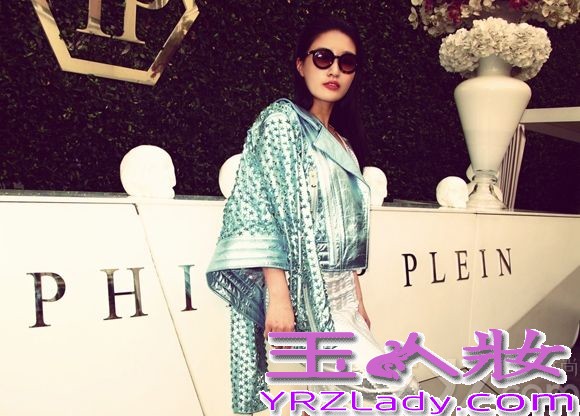 影视歌多栖明星孙敬媛  她是粉丝中称赞的人鱼公主，也是巨亿天华董事长兼娱森国际CEO兼YUERBLANDAS品牌董事长 多层跨界 80后的她，始终令人赞不绝口。近日，法国巴黎时装周孙敬媛再次令人惊叹，孙敬媛与国际一线品牌philipp-plein 合作，不仅受邀了此品牌的时装大秀，并且受邀在品牌店内身穿PHILIPP-PLEIN限量长裙 皮衣拍摄大片，据悉 孙敬媛也会与PHILIPP-PLEIN深度合作。并在法国打造自己的服装品牌及红酒业。图中孙敬媛化身性感美人鱼，带有朋克风格的皮衣外套尽显孙敬媛人鱼公主性感高贵的独特气场!