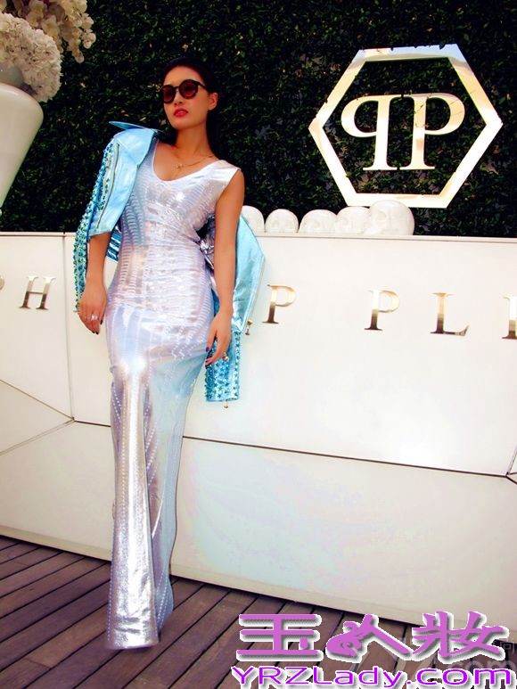 影视歌多栖明星孙敬媛  她是粉丝中称赞的人鱼公主，也是巨亿天华董事长兼娱森国际CEO兼YUERBLANDAS品牌董事长 多层跨界 80后的她，始终令人赞不绝口。近日，法国巴黎时装周孙敬媛再次令人惊叹，孙敬媛与国际一线品牌philipp-plein 合作，不仅受邀了此品牌的时装大秀，并且受邀在品牌店内身穿PHILIPP-PLEIN限量长裙 皮衣拍摄大片，据悉 孙敬媛也会与PHILIPP-PLEIN深度合作。并在法国打造自己的服装品牌及红酒业。图中孙敬媛化身性感美人鱼，带有朋克风格的皮衣外套尽显孙敬媛人鱼公主性感高贵的独特气场!