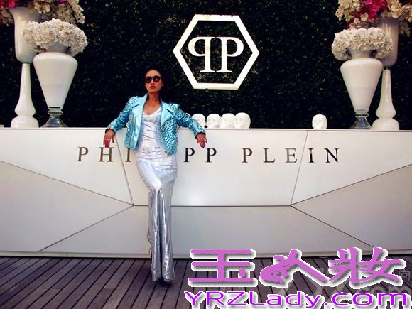 影视歌多栖明星孙敬媛  她是粉丝中称赞的人鱼公主，也是巨亿天华董事长兼娱森国际CEO兼YUERBLANDAS品牌董事长 多层跨界 80后的她，始终令人赞不绝口。近日，法国巴黎时装周孙敬媛再次令人惊叹，孙敬媛与国际一线品牌philipp-plein 合作，不仅受邀了此品牌的时装大秀，并且受邀在品牌店内身穿PHILIPP-PLEIN限量长裙 皮衣拍摄大片，据悉 孙敬媛也会与PHILIPP-PLEIN深度合作。并在法国打造自己的服装品牌及红酒业。图中孙敬媛化身性感美人鱼，带有朋克风格的皮衣外套尽显孙敬媛人鱼公主性感高贵的独特气场!