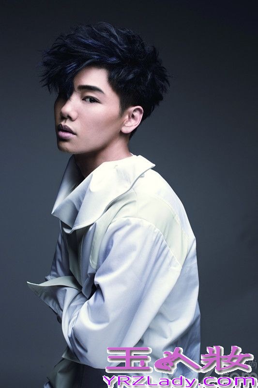 暌违十年，“能唱会跳的时尚音乐人”孔令奇，回来了！经过十年，孔令奇从男孩变成男人，变得更成熟懂事，他告诉自己：一定要找到自己，了解自己之后才准备好发专辑。整整花了10年的时间酝酿和准备，十首全创作的歌曲，为孔令奇量身打造的歌词，完整呈现这十年的心路历程。新专辑光是造型设计就花费上百万，不仅找来伦敦及荷兰的新锐设计师，准备超过12套宣传服，更戴上造型师特别为孔令奇打造的“人骨眼罩”相当前卫。唱片公司金牌大风也找来贾斯汀、亚瑟小子等艺人御用的编舞老师Ivan Koumaev为新歌《老派恋情》编舞，全力打造一个令人惊艳的孔令奇。