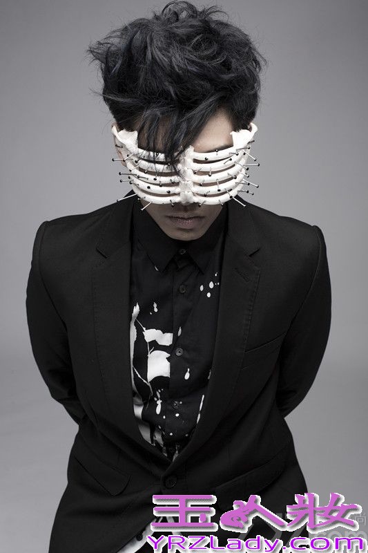 暌违十年，“能唱会跳的时尚音乐人”孔令奇，回来了！经过十年，孔令奇从男孩变成男人，变得更成熟懂事，他告诉自己：一定要找到自己，了解自己之后才准备好发专辑。整整花了10年的时间酝酿和准备，十首全创作的歌曲，为孔令奇量身打造的歌词，完整呈现这十年的心路历程。新专辑光是造型设计就花费上百万，不仅找来伦敦及荷兰的新锐设计师，准备超过12套宣传服，更戴上造型师特别为孔令奇打造的“人骨眼罩”相当前卫。唱片公司金牌大风也找来贾斯汀、亚瑟小子等艺人御用的编舞老师Ivan Koumaev为新歌《老派恋情》编舞，全力打造一个令人惊艳的孔令奇。