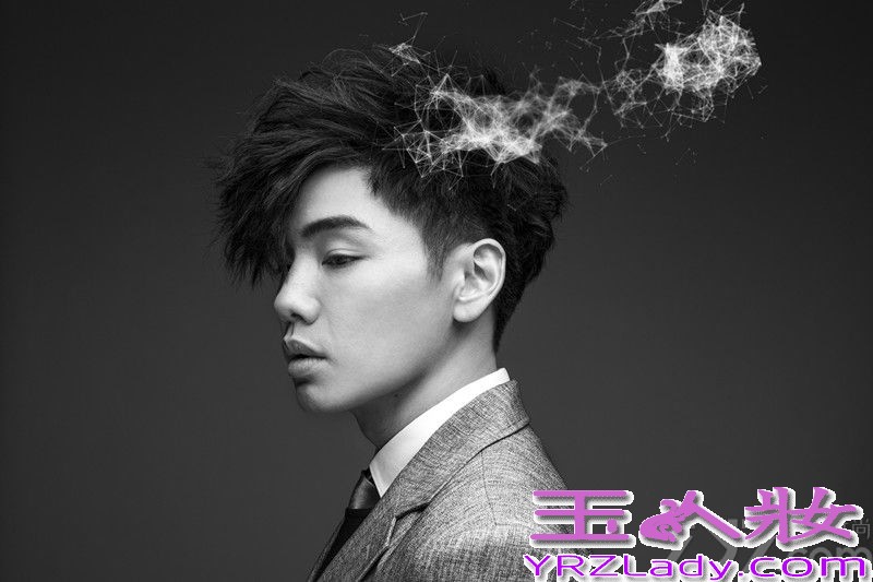 暌违十年，“能唱会跳的时尚音乐人”孔令奇，回来了！经过十年，孔令奇从男孩变成男人，变得更成熟懂事，他告诉自己：一定要找到自己，了解自己之后才准备好发专辑。整整花了10年的时间酝酿和准备，十首全创作的歌曲，为孔令奇量身打造的歌词，完整呈现这十年的心路历程。新专辑光是造型设计就花费上百万，不仅找来伦敦及荷兰的新锐设计师，准备超过12套宣传服，更戴上造型师特别为孔令奇打造的“人骨眼罩”相当前卫。唱片公司金牌大风也找来贾斯汀、亚瑟小子等艺人御用的编舞老师Ivan Koumaev为新歌《老派恋情》编舞，全力打造一个令人惊艳的孔令奇。