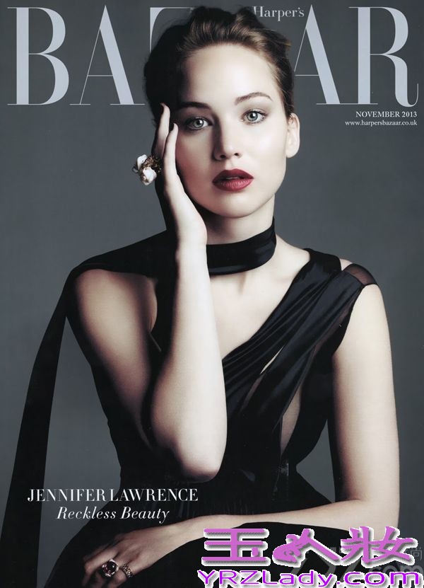 美国著名女演员詹妮弗·劳伦斯（Jennifer Lawrence）闪耀时尚杂志《芭莎》英国版11月刊封面，由摄影师Ben Hassett执镜，Julia von Boehm造型。詹妮弗·劳伦斯与生俱来的表演天赋让她赢得了今年的奥斯卡奖，她身上所散发的明星气质让人惊讶难忘!本次拍摄《芭莎》11月刊封面写真，詹妮弗·劳伦斯身穿迪奥2013年秋冬系列奢华礼服，化身真正的缪斯女神！