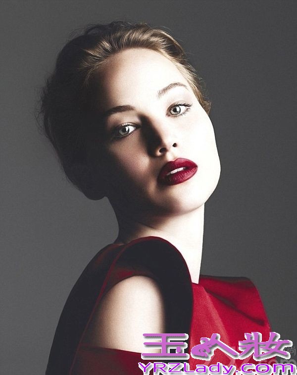 美国著名女演员詹妮弗·劳伦斯（Jennifer Lawrence）闪耀时尚杂志《芭莎》英国版11月刊封面，由摄影师Ben Hassett执镜，Julia von Boehm造型。詹妮弗·劳伦斯与生俱来的表演天赋让她赢得了今年的奥斯卡奖，她身上所散发的明星气质让人惊讶难忘!本次拍摄《芭莎》11月刊封面写真，詹妮弗·劳伦斯身穿迪奥2013年秋冬系列奢华礼服，化身真正的缪斯女神！