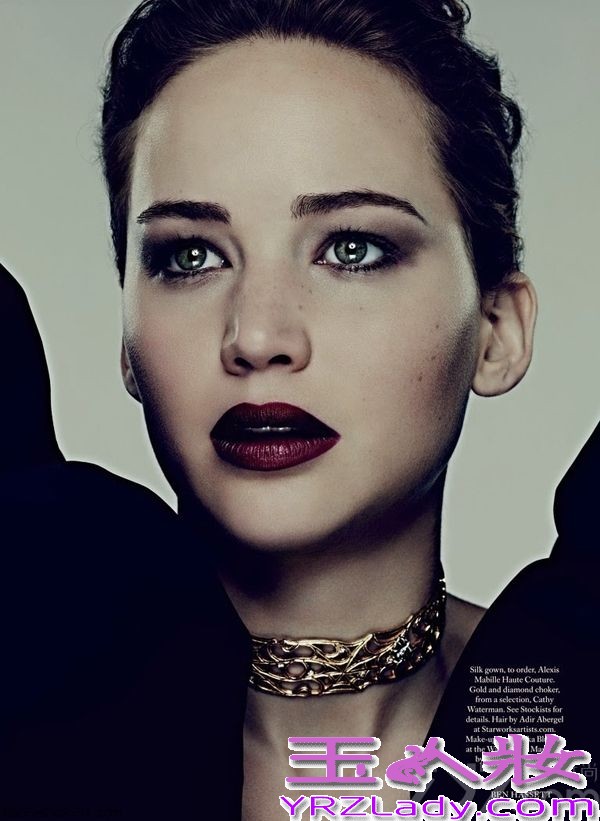美国著名女演员詹妮弗·劳伦斯（Jennifer Lawrence）闪耀时尚杂志《芭莎》英国版11月刊封面，由摄影师Ben Hassett执镜，Julia von Boehm造型。詹妮弗·劳伦斯与生俱来的表演天赋让她赢得了今年的奥斯卡奖，她身上所散发的明星气质让人惊讶难忘!本次拍摄《芭莎》11月刊封面写真，詹妮弗·劳伦斯身穿迪奥2013年秋冬系列奢华礼服，化身真正的缪斯女神！
