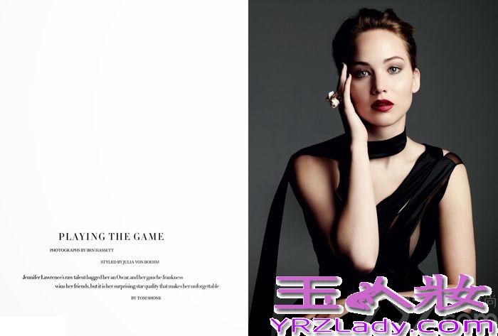 美国著名女演员詹妮弗·劳伦斯（Jennifer Lawrence）闪耀时尚杂志《芭莎》英国版11月刊封面，由摄影师Ben Hassett执镜，Julia von Boehm造型。詹妮弗·劳伦斯与生俱来的表演天赋让她赢得了今年的奥斯卡奖，她身上所散发的明星气质让人惊讶难忘!本次拍摄《芭莎》11月刊封面写真，詹妮弗·劳伦斯身穿迪奥2013年秋冬系列奢华礼服，化身真正的缪斯女神！