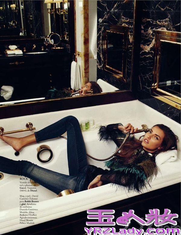 乌克兰超级名模阿琳娜·芭库娃（Alina Baikova）闪耀ELLE西班牙版2013十月刊封面，演绎“摇滚风”时尚大片，由摄影师Xi Gordo执镜，造型师Inmaculada Jimenez打造。
ELLE西班牙版十月刊旨在教大家秋季应注意选择一些经典永恒的服装，如西装、格子衬衫，奢华感人靠毛皮衣服等等，这些总是会让你看起来异常别致！
