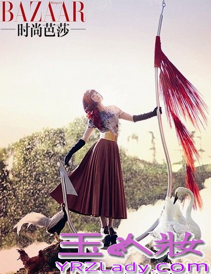 近日，董璇高云翔夫妻受邀为《时尚芭莎》拍摄了一组纪念刊写真迷幻大片。据悉，此次是《时尚芭莎》首创都市爱情平面电影特辑，在27周年纪念刊到来之际，杂志特别邀请了董璇高云翔这对圈中明星夫妻楷模来加以演绎80后当红作家辛夷坞的作品《伤鱼》，片中董璇高云翔皆大尺度突破往日形象，董璇大胆挑战紫、蓝发色出境，与高云翔的一头摩登长发遥相呼应，动人声色亦真亦幻，如梦似影般仿佛令人进入幻境并为之着迷。