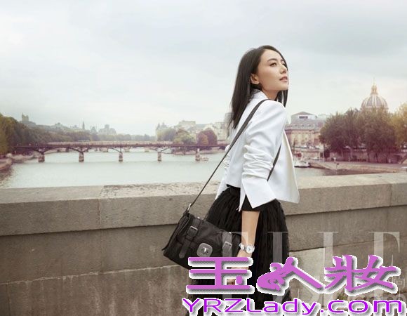 日前，高圆圆转战北京、香港、巴黎三地，为ELLE拍摄了一组都市感十足的初冬时装大片。不管是北京的东交民巷，巴黎的塞纳河畔，亦或是香港的上环半山，无不在镜头中被高圆圆演绎的摩登迷人。老北京的苍劲有力，巴黎的时尚浪漫，香港的迷人夜色又将这位时尚宠儿衬托的更加活色生香。