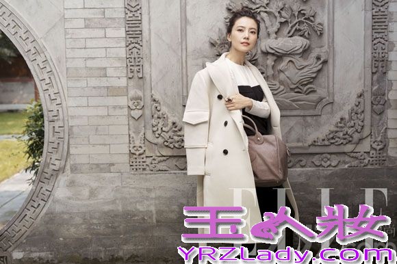 日前，高圆圆转战北京、香港、巴黎三地，为ELLE拍摄了一组都市感十足的初冬时装大片。不管是北京的东交民巷，巴黎的塞纳河畔，亦或是香港的上环半山，无不在镜头中被高圆圆演绎的摩登迷人。老北京的苍劲有力，巴黎的时尚浪漫，香港的迷人夜色又将这位时尚宠儿衬托的更加活色生香。