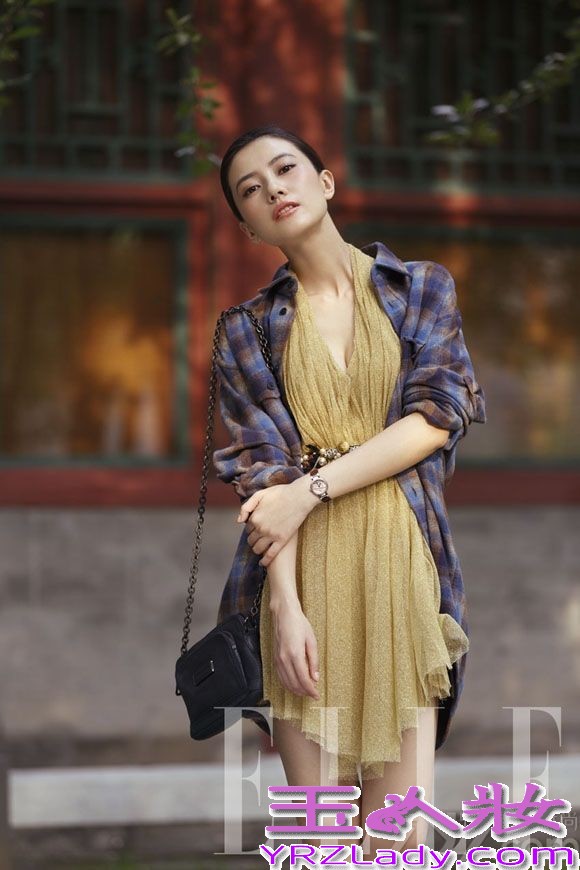 日前，高圆圆转战北京、香港、巴黎三地，为ELLE拍摄了一组都市感十足的初冬时装大片。不管是北京的东交民巷，巴黎的塞纳河畔，亦或是香港的上环半山，无不在镜头中被高圆圆演绎的摩登迷人。老北京的苍劲有力，巴黎的时尚浪漫，香港的迷人夜色又将这位时尚宠儿衬托的更加活色生香。