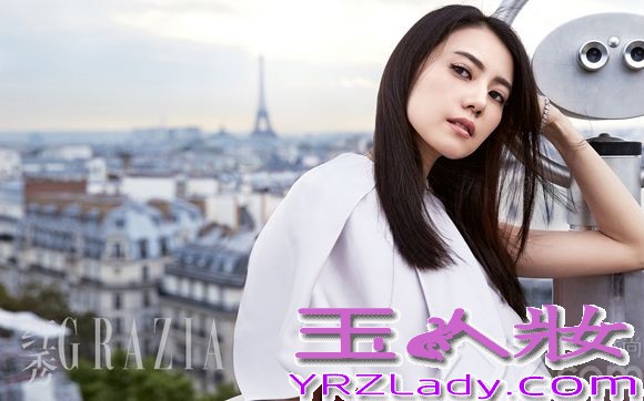 日前，高圆圆转战北京、香港、巴黎三地，为ELLE拍摄了一组都市感十足的初冬时装大片。不管是北京的东交民巷，巴黎的塞纳河畔，亦或是香港的上环半山，无不在镜头中被高圆圆演绎的摩登迷人。老北京的苍劲有力，巴黎的时尚浪漫，香港的迷人夜色又将这位时尚宠儿衬托的更加活色生香。