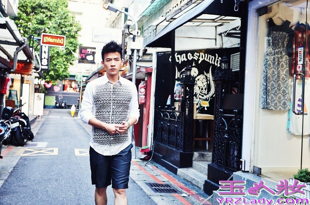 魏千翔在台北街头拍摄了一组时尚街拍大片于近日曝光，初秋的阳光洒在文艺气息浓郁的台北东街，慵懒的午后偶遇到洒脱随性的魏千翔，让人有一种想随他一起旅行的冲动。黑白搭配、简约衬衫、随性短裤附送魏千翔温暖微笑，简约自然的装扮都可以有型有意境。置身于文化气息浓厚的台北街头，文艺型男魏千翔由内而外散发出的随性儒雅气质带着浓浓的书香气飘然而来。
无论是大热剧《兰陵王》中“三号男神”韩晓冬，还是《宫锁沉香》的十四爷，魏千翔的古装造型一直透着儒雅与温润，还曾被评选为最美古装型男TOP10，他儒雅的造型得到众多导演和制作人的青睐。近日，魏千翔又受邀加盟新版《鹿鼎记》，挑战狠角色康熙，魏千翔自己透露，他饰演的“小玄子”会是个狠角色，将有别于以往的或温文尔雅、搞笑逗趣，更贴近帝王的身份和气质，据悉，魏千翔有很好的功夫底子，《鹿鼎记》中的打戏应该十分精彩。
