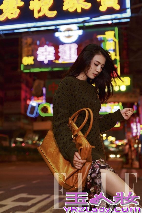 日前，高圆圆转战北京、香港、巴黎三地，为ELLE拍摄了一组都市感十足的初冬时装大片。不管是北京的东交民巷，巴黎的塞纳河畔，亦或是香港的上环半山，无不在镜头中被高圆圆演绎的摩登迷人。老北京的苍劲有力，巴黎的时尚浪漫，香港的迷人夜色又将这位时尚宠儿衬托的更加活色生香。