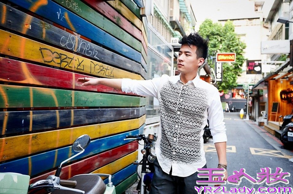 魏千翔在台北街头拍摄了一组时尚街拍大片于近日曝光，初秋的阳光洒在文艺气息浓郁的台北东街，慵懒的午后偶遇到洒脱随性的魏千翔，让人有一种想随他一起旅行的冲动。黑白搭配、简约衬衫、随性短裤附送魏千翔温暖微笑，简约自然的装扮都可以有型有意境。置身于文化气息浓厚的台北街头，文艺型男魏千翔由内而外散发出的随性儒雅气质带着浓浓的书香气飘然而来。
无论是大热剧《兰陵王》中“三号男神”韩晓冬，还是《宫锁沉香》的十四爷，魏千翔的古装造型一直透着儒雅与温润，还曾被评选为最美古装型男TOP10，他儒雅的造型得到众多导演和制作人的青睐。近日，魏千翔又受邀加盟新版《鹿鼎记》，挑战狠角色康熙，魏千翔自己透露，他饰演的“小玄子”会是个狠角色，将有别于以往的或温文尔雅、搞笑逗趣，更贴近帝王的身份和气质，据悉，魏千翔有很好的功夫底子，《鹿鼎记》中的打戏应该十分精彩。