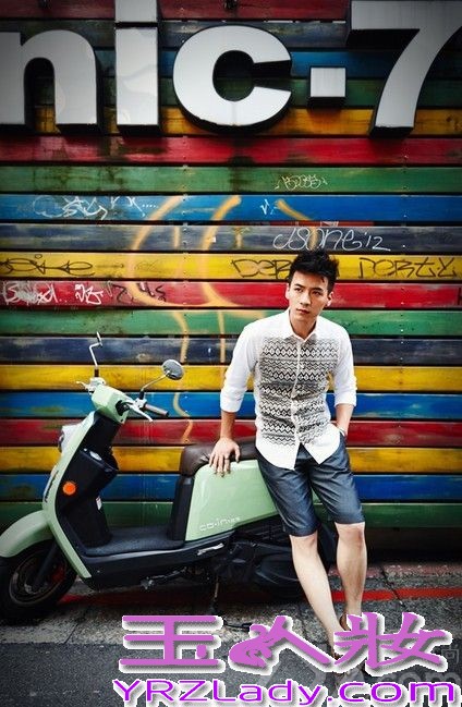 魏千翔在台北街头拍摄了一组时尚街拍大片于近日曝光，初秋的阳光洒在文艺气息浓郁的台北东街，慵懒的午后偶遇到洒脱随性的魏千翔，让人有一种想随他一起旅行的冲动。黑白搭配、简约衬衫、随性短裤附送魏千翔温暖微笑，简约自然的装扮都可以有型有意境。置身于文化气息浓厚的台北街头，文艺型男魏千翔由内而外散发出的随性儒雅气质带着浓浓的书香气飘然而来。
无论是大热剧《兰陵王》中“三号男神”韩晓冬，还是《宫锁沉香》的十四爷，魏千翔的古装造型一直透着儒雅与温润，还曾被评选为最美古装型男TOP10，他儒雅的造型得到众多导演和制作人的青睐。近日，魏千翔又受邀加盟新版《鹿鼎记》，挑战狠角色康熙，魏千翔自己透露，他饰演的“小玄子”会是个狠角色，将有别于以往的或温文尔雅、搞笑逗趣，更贴近帝王的身份和气质，据悉，魏千翔有很好的功夫底子，《鹿鼎记》中的打戏应该十分精彩。