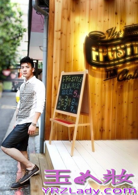 魏千翔在台北街头拍摄了一组时尚街拍大片于近日曝光，初秋的阳光洒在文艺气息浓郁的台北东街，慵懒的午后偶遇到洒脱随性的魏千翔，让人有一种想随他一起旅行的冲动。黑白搭配、简约衬衫、随性短裤附送魏千翔温暖微笑，简约自然的装扮都可以有型有意境。置身于文化气息浓厚的台北街头，文艺型男魏千翔由内而外散发出的随性儒雅气质带着浓浓的书香气飘然而来。
无论是大热剧《兰陵王》中“三号男神”韩晓冬，还是《宫锁沉香》的十四爷，魏千翔的古装造型一直透着儒雅与温润，还曾被评选为最美古装型男TOP10，他儒雅的造型得到众多导演和制作人的青睐。近日，魏千翔又受邀加盟新版《鹿鼎记》，挑战狠角色康熙，魏千翔自己透露，他饰演的“小玄子”会是个狠角色，将有别于以往的或温文尔雅、搞笑逗趣，更贴近帝王的身份和气质，据悉，魏千翔有很好的功夫底子，《鹿鼎记》中的打戏应该十分精彩。