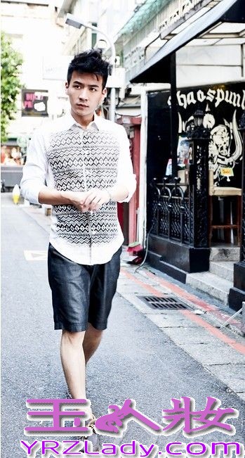 魏千翔在台北街头拍摄了一组时尚街拍大片于近日曝光，初秋的阳光洒在文艺气息浓郁的台北东街，慵懒的午后偶遇到洒脱随性的魏千翔，让人有一种想随他一起旅行的冲动。黑白搭配、简约衬衫、随性短裤附送魏千翔温暖微笑，简约自然的装扮都可以有型有意境。置身于文化气息浓厚的台北街头，文艺型男魏千翔由内而外散发出的随性儒雅气质带着浓浓的书香气飘然而来。
无论是大热剧《兰陵王》中“三号男神”韩晓冬，还是《宫锁沉香》的十四爷，魏千翔的古装造型一直透着儒雅与温润，还曾被评选为最美古装型男TOP10，他儒雅的造型得到众多导演和制作人的青睐。近日，魏千翔又受邀加盟新版《鹿鼎记》，挑战狠角色康熙，魏千翔自己透露，他饰演的“小玄子”会是个狠角色，将有别于以往的或温文尔雅、搞笑逗趣，更贴近帝王的身份和气质，据悉，魏千翔有很好的功夫底子，《鹿鼎记》中的打戏应该十分精彩。