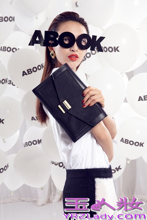 近日，张俪频繁亮相品牌活动与时尚红毯，人气爆棚。昨日张俪主打波普风格造型现身上海，与某品牌高层一同为台湾音乐教父林柄存工作室站台，一身利落裙装搭配耀眼红唇的张俪，流转于黑白相间的字母装置之中，充满现代艺术感。