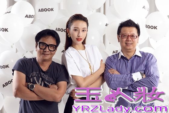 近日，张俪频繁亮相品牌活动与时尚红毯，人气爆棚。昨日张俪主打波普风格造型现身上海，与某品牌高层一同为台湾音乐教父林柄存工作室站台，一身利落裙装搭配耀眼红唇的张俪，流转于黑白相间的字母装置之中，充满现代艺术感。