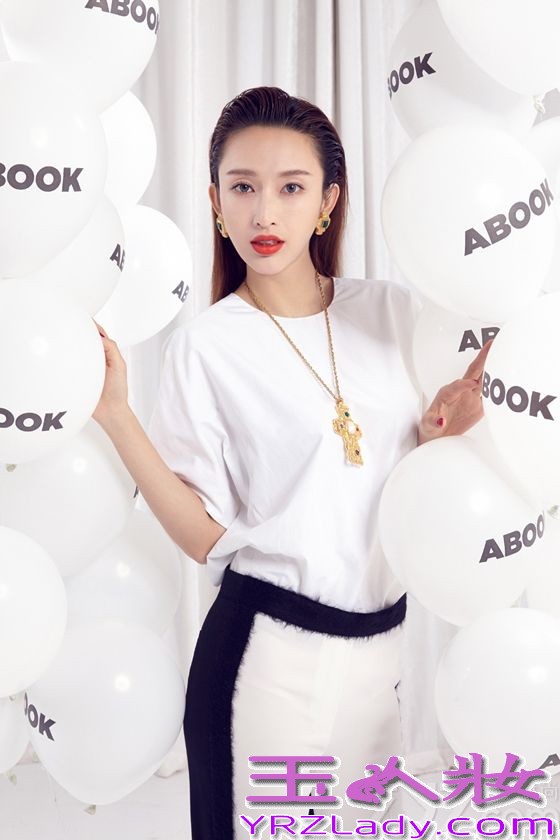 近日，张俪频繁亮相品牌活动与时尚红毯，人气爆棚。昨日张俪主打波普风格造型现身上海，与某品牌高层一同为台湾音乐教父林柄存工作室站台，一身利落裙装搭配耀眼红唇的张俪，流转于黑白相间的字母装置之中，充满现代艺术感。