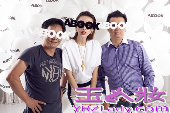 近日，张俪频繁亮相品牌活动与时尚红毯，人气爆棚。昨日张俪主打波普风格造型现身上海，与某品牌高层一同为台湾音乐教父林柄存工作室站台，一身利落裙装搭配耀眼红唇的张俪，流转于黑白相间的字母装置之中，充满现代艺术感。