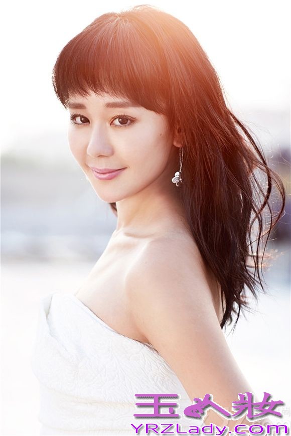 电视剧《因为爱情有多美》目前正在湖南卫视热播，海陆在剧中饰演女一号文馨，片中海陆一袭裸肩白裙，清新优雅，举手投足尽显超凡脱俗的魅力。同时该剧曝光的海陆单人剧照里，多款造型时尚而靓丽，给观众们留下了深刻的印象，演绎了一段灰姑娘文馨华丽逆袭成豪门媳妇的故事。